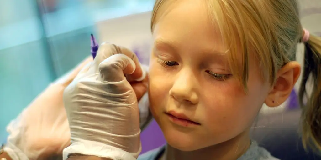 Ваша дочь прокалывает уши? Убедитесь, что вы знаете это первым