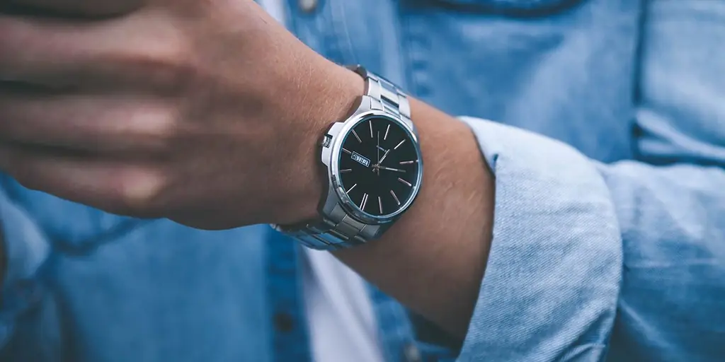 MĘŻCZYZNA Z ZEGARKIEM