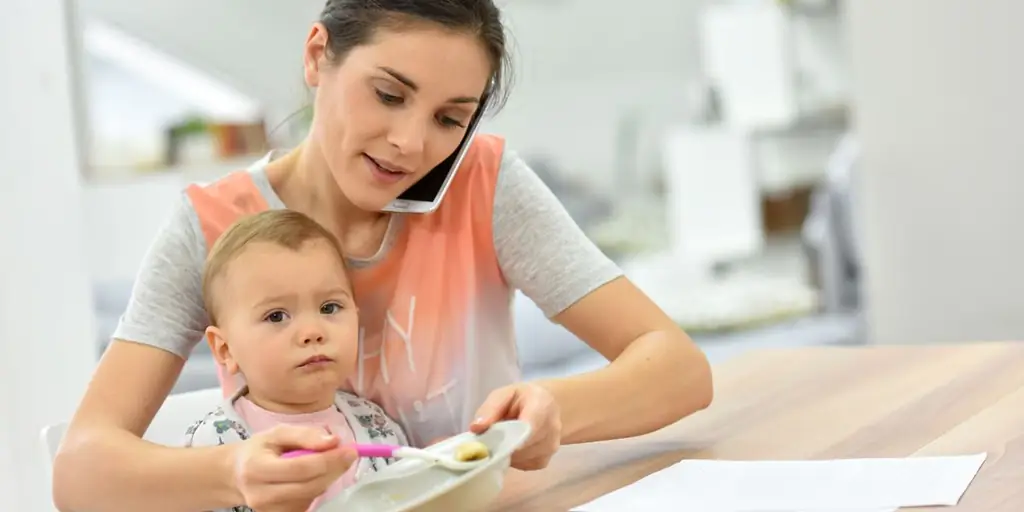 МАМА, РЕБЕНОК, ЕДА, ТЕЛЕФОН