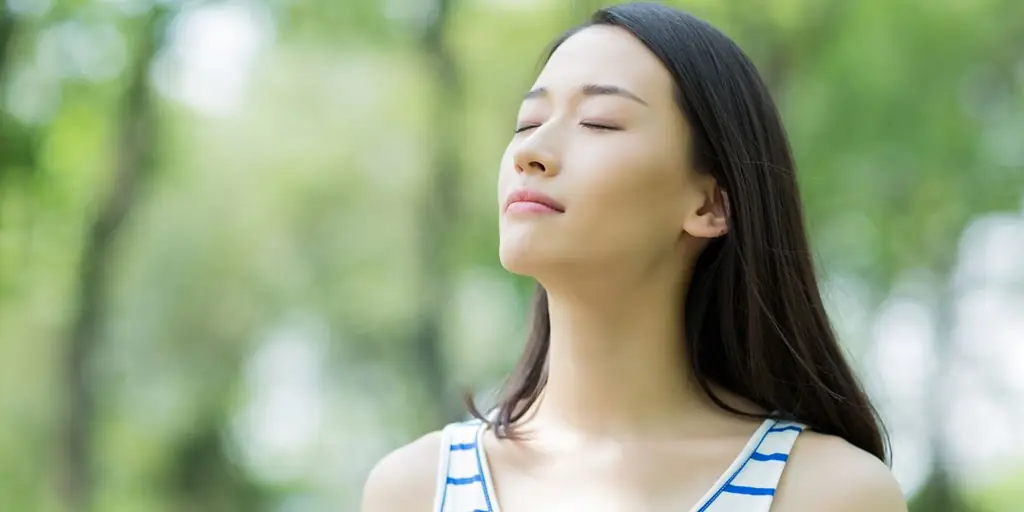 WEB3 АЗИАТСКАЯ ЖЕНЩИНА ГЛУБОКОЕ ДЫХАНИЕ ВНЕШНЕЕ ДЫХАНИЕ Shutterstock