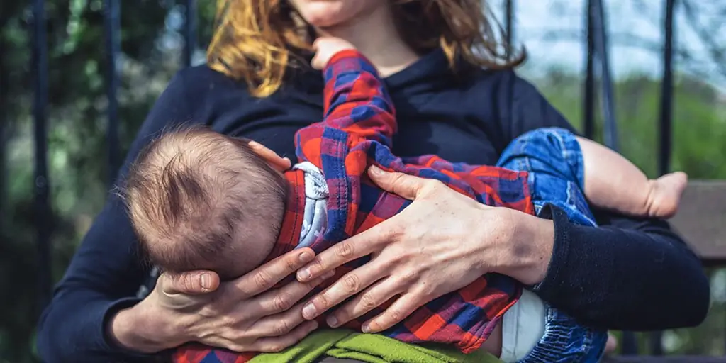 Почему мне так неудобно кормить грудью на публике