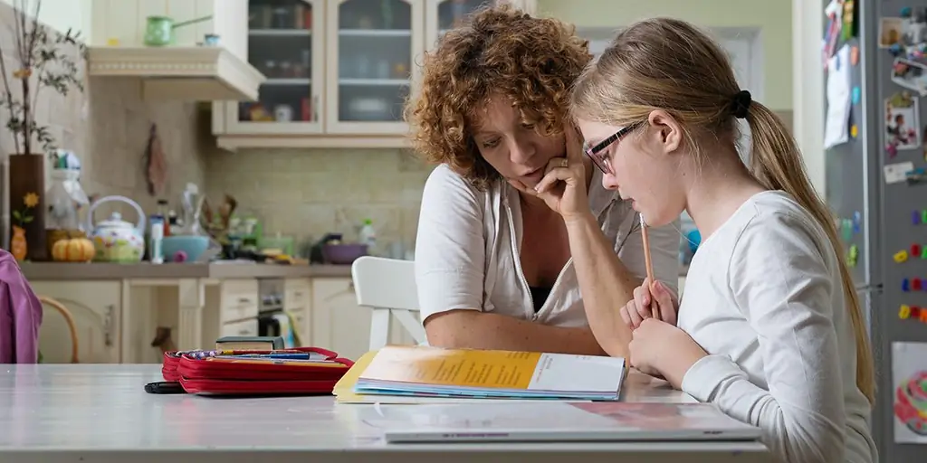 MATKA ODRABIA LEKCJE Z CÓRKĄ