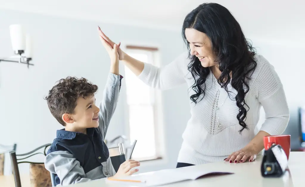 Сын и мама делают домашнее задание