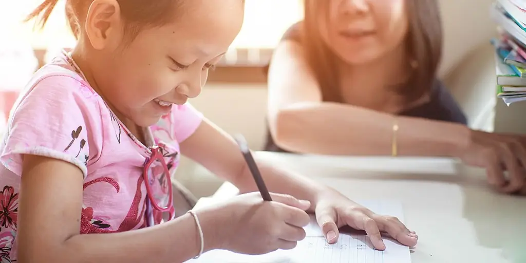 Ребенок делает домашнее задание