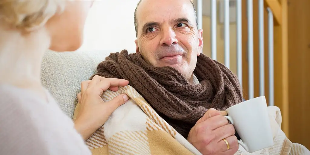 WEB3-СТАРИК-МУЖЧИНА-ЖЕНЩИНА-БОЛЬНОЙ-ЗАБОТА-ЧАЙ-Яков-Филимонов-Shutterstock