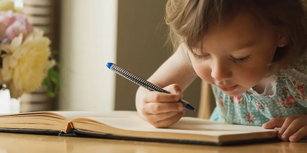 ДЗЕВЧИНКА UCZY SIĘ PISAĆ