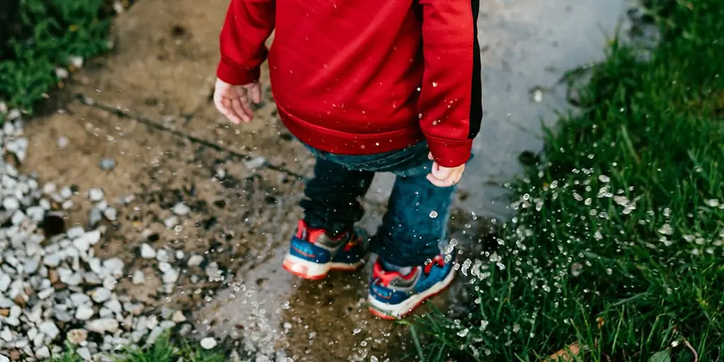 8 способов занять ребенка в дождливый день (без экранов!)