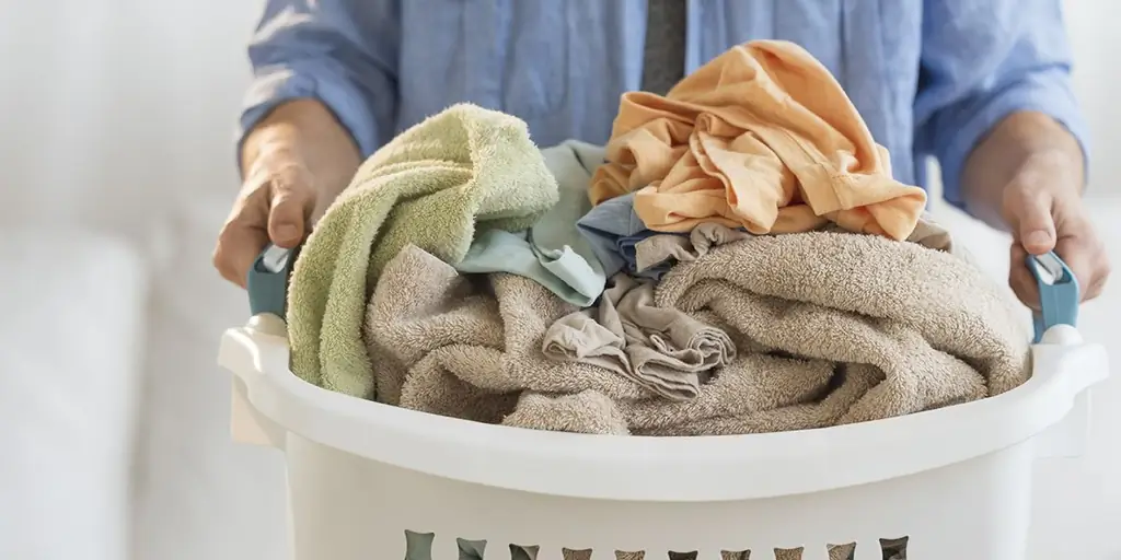 Мужчина занимается стиркой