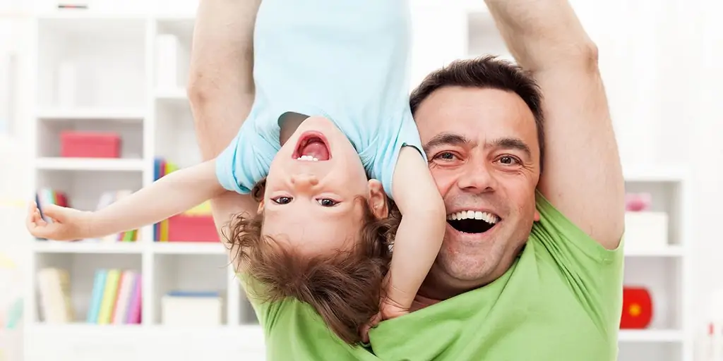WEB3-FATHER-CHILD CARE-FUNNY-Shutterstock_102395878-Ilike-AI