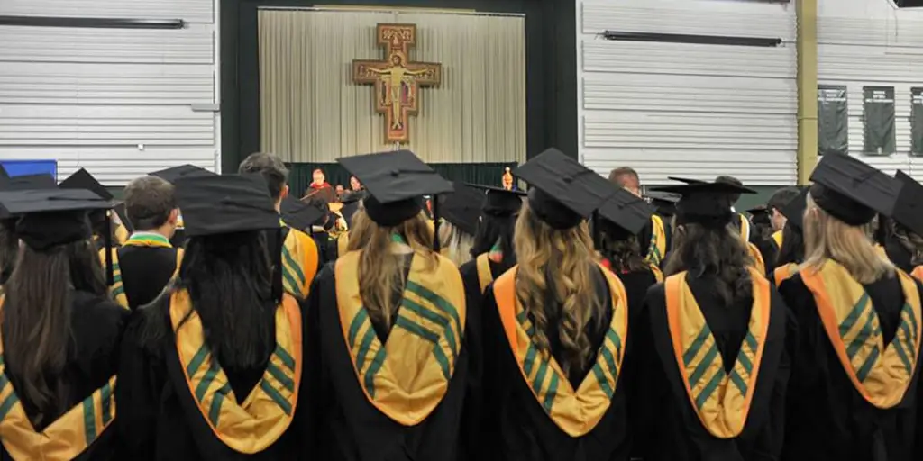 10 вопросов, которые нужно задать католическому колледжу