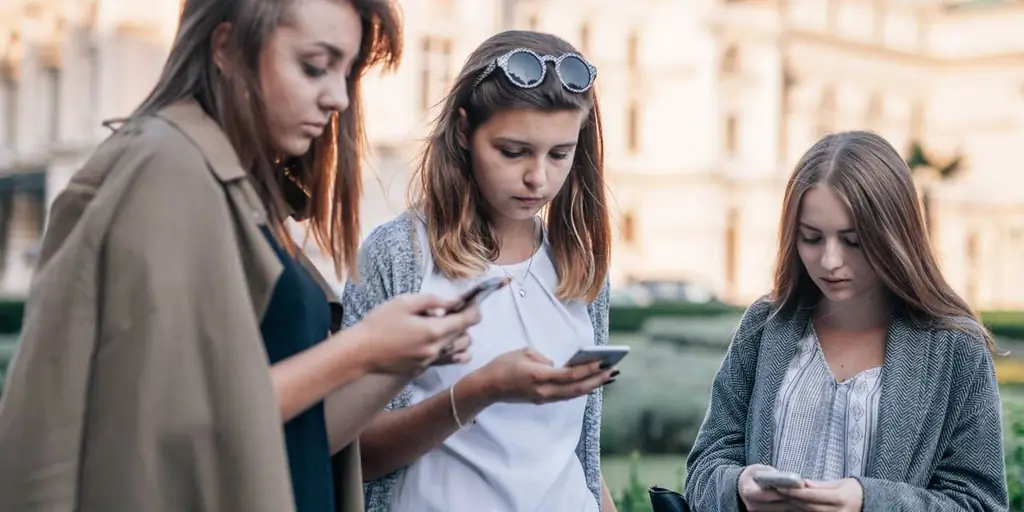 Человеческий контакт лучше, чем iPhone. Философ объясняет, почему