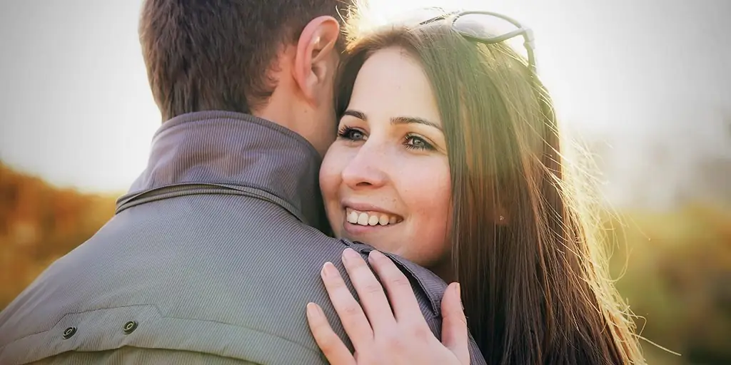 WEB3-ПАРА-СЕМЬЯ-ДРУЗЬЯ-ОБНИМАНИЕ-УЛЫБКА-ЗАКАТ-СЧАСТЛИВАЯ ЖЕНЩИНА-Петренко-Андрей-Shutterstock