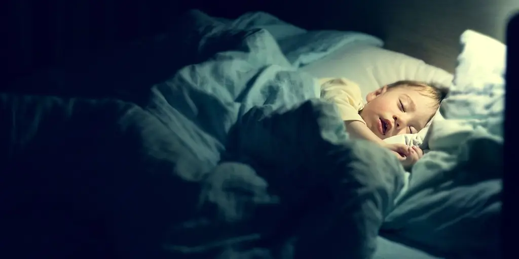 МАЛЕНЬКИЙ МАЛЬЧИК СПИТ