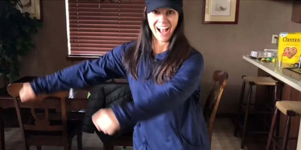 Это увлечение танцами в Интернете объединяет родителей и детей самым забавным образом (Видео)