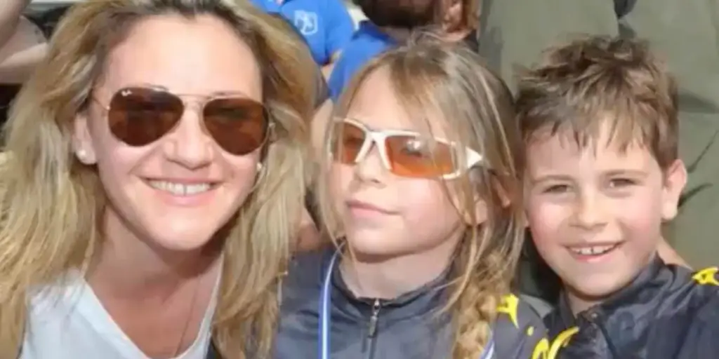 Скорбящая гречанка трогательно отдает дань уважения своей семье