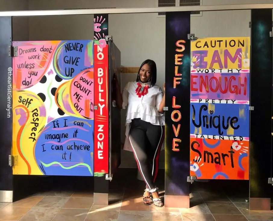 УЧИТЕЛЬ ВЕБ-АРТА КРАСИТ ВАННУЮ КОМНАТУ ВДОХНОВЛЯЮЩЕЕ ПОСЛАНИЕ СЬЕРРА ЛИНН Художник Сьерра Линн через Facebook Добросовестное использование