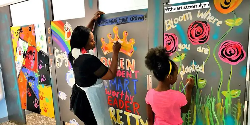 Эта артистичная мама вдохновляет учеников в школьном туалете