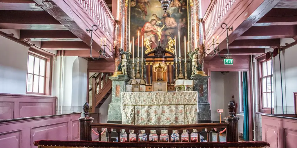 Секретная католическая часовня на чердаке, созданная в эпоху Реформации в Амстердаме