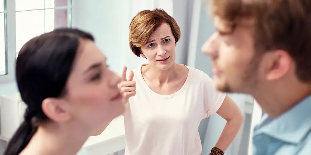 8 Вещи, которые вы никогда не должны делать как свекровь