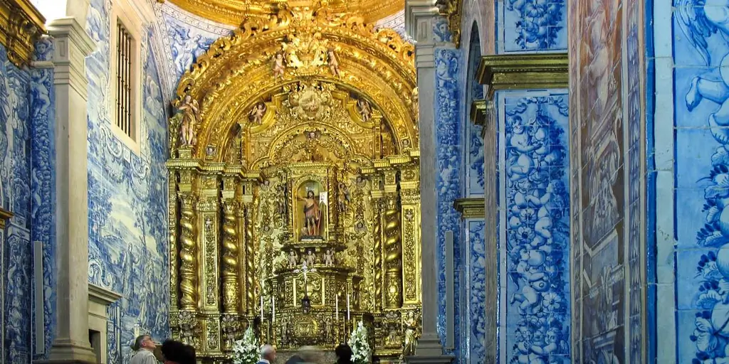 Сан-Лоуренсо, невероятная церковь с синей черепицей в Алгарве, Португалия