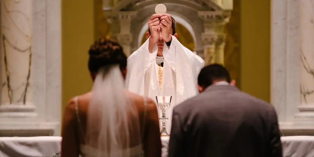 Когда вы венчаете свою сестру's свадьба: Трогательная проповедь о браке