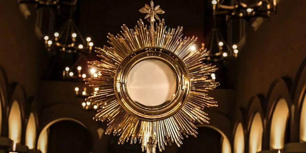 Что это за золотой сосуд, в котором находятся Святые Дары во время поклонения?