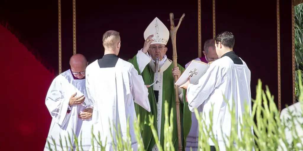 Почему Папа Франциск носит эту палку?