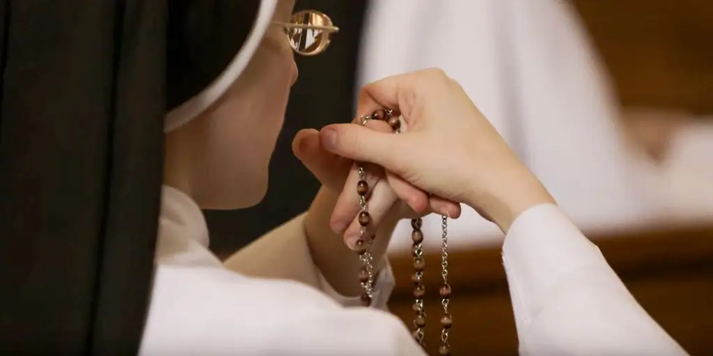 Когда розы заставляют дьявола бежать: ароматная доминиканская традиция