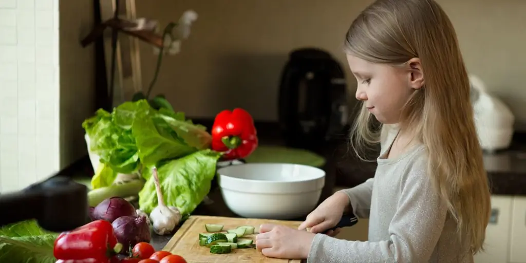 Почему я позволяю своему малышу пользоваться острым ножом