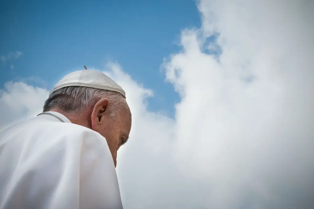 В первой книге в роли Папы Римского Франциск призывает к милосердию всех, кто признает себя грешником