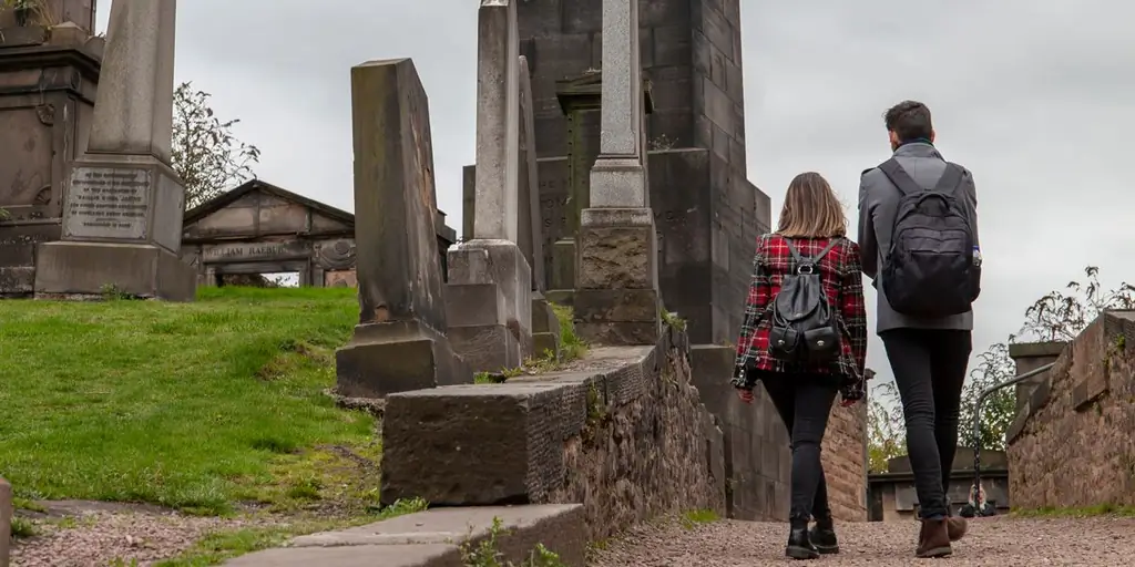 Почему стоит ходить на кладбище в ноябре