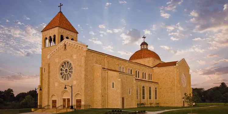 Возвращение красоты: новые традиционные католические церкви США