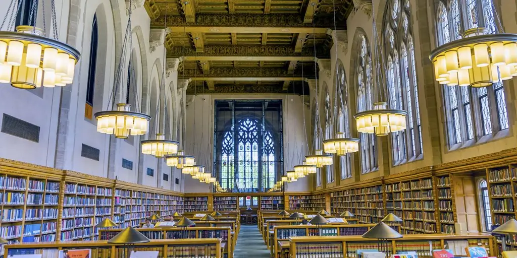 Надежда излучается из католического центра для студентов Йельского университета