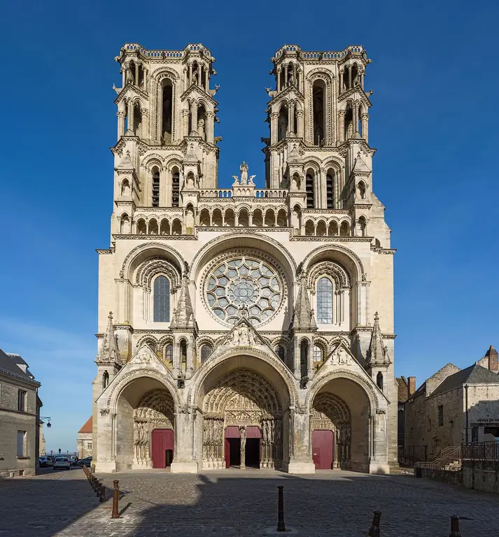 Laon_Cathedral_West_Front, _Picardy, _France_-_Diliff