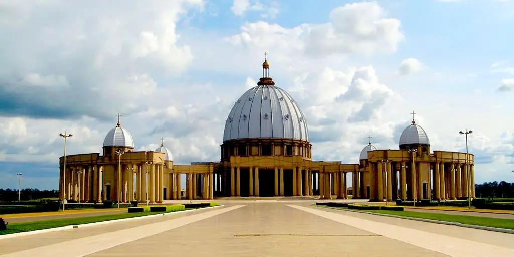 Это (а не собор Святого Петра) самая большая церковь в мире