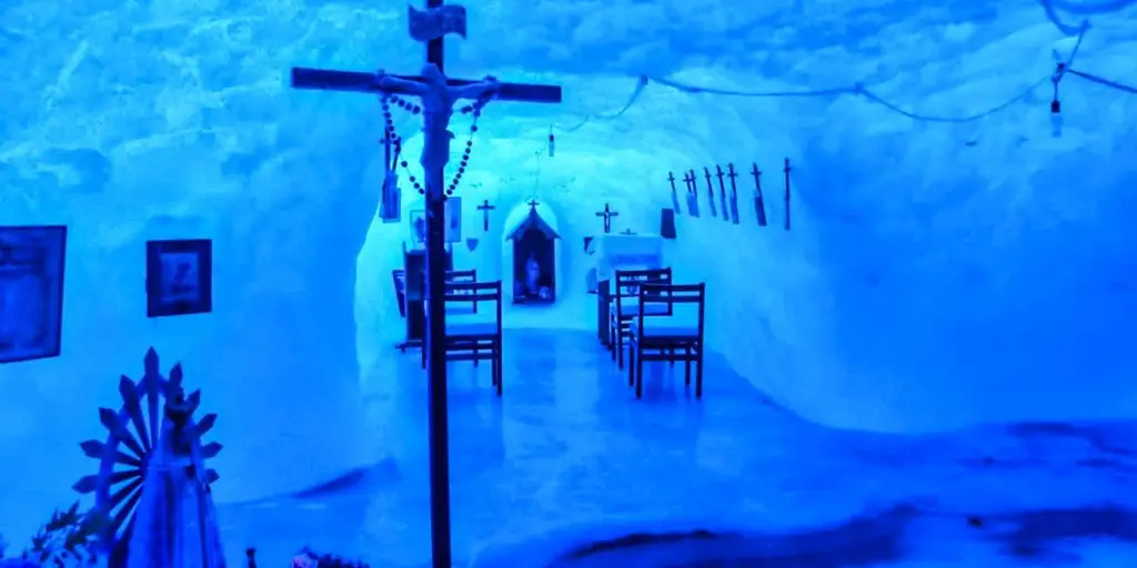 Моление в пещере подо льдом: Антарктическая часовня