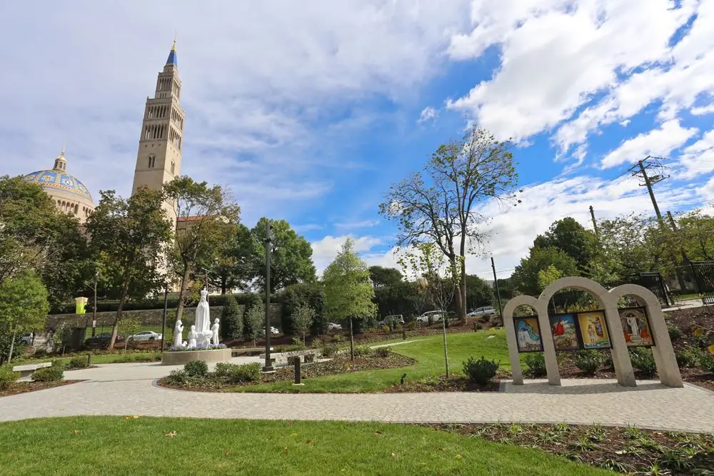 Помолитесь на прогулке по новому розарию Национального храма в Вашингтоне, округ Колумбия