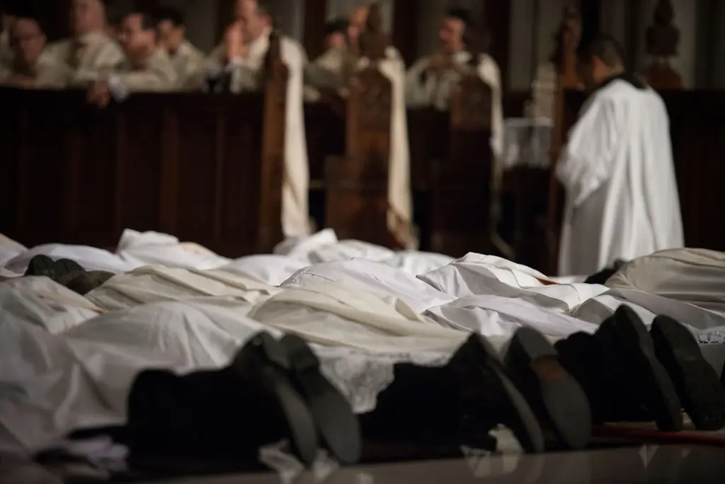 Каждый мужчина падает ниц, чтобы символизировать свою недостойность занимаемой должности и свою зависимость от Бога и молитв христианской общины. (USCCB)