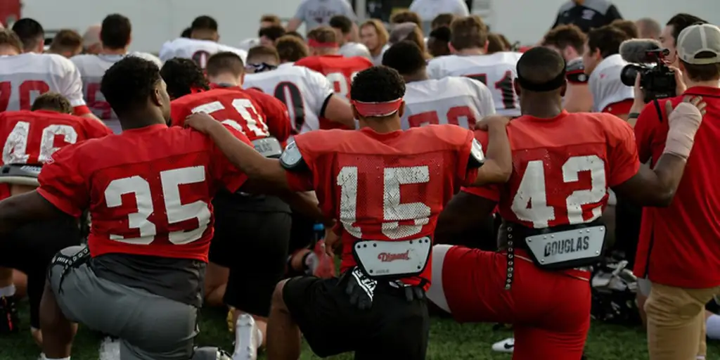 Эта футбольная команда колледжа еженедельно молилась Розарием на протяжении всего пути к чемпионству