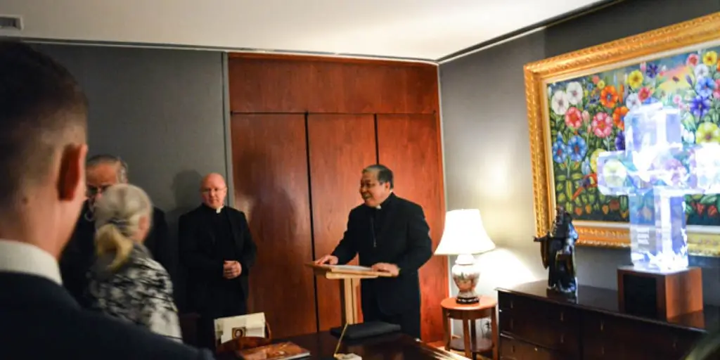 3-футовый 300-фунтовый крест в честь Иоанна Павла II: подарок от группы, которая находит способы помочь людям ладить