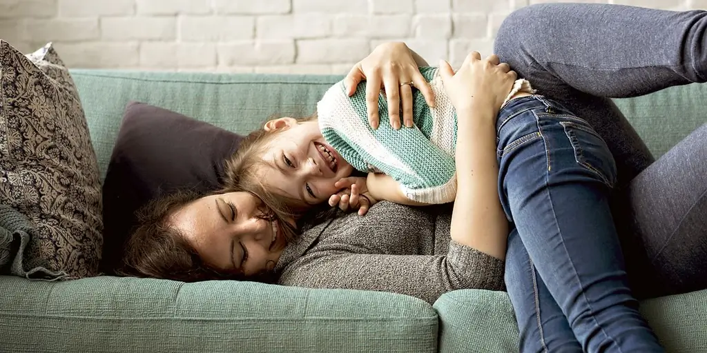 Мама и дочь на диване