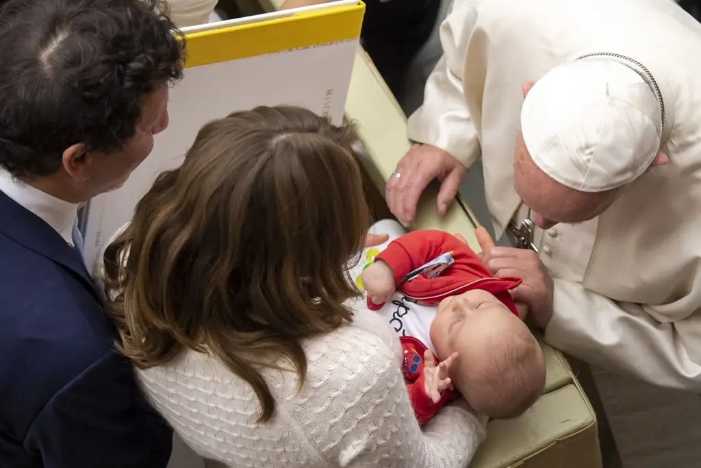 Подарки под елкой могут вас не удивить, но Папа Римский рассказал, как найти сюрприз на это Рождество