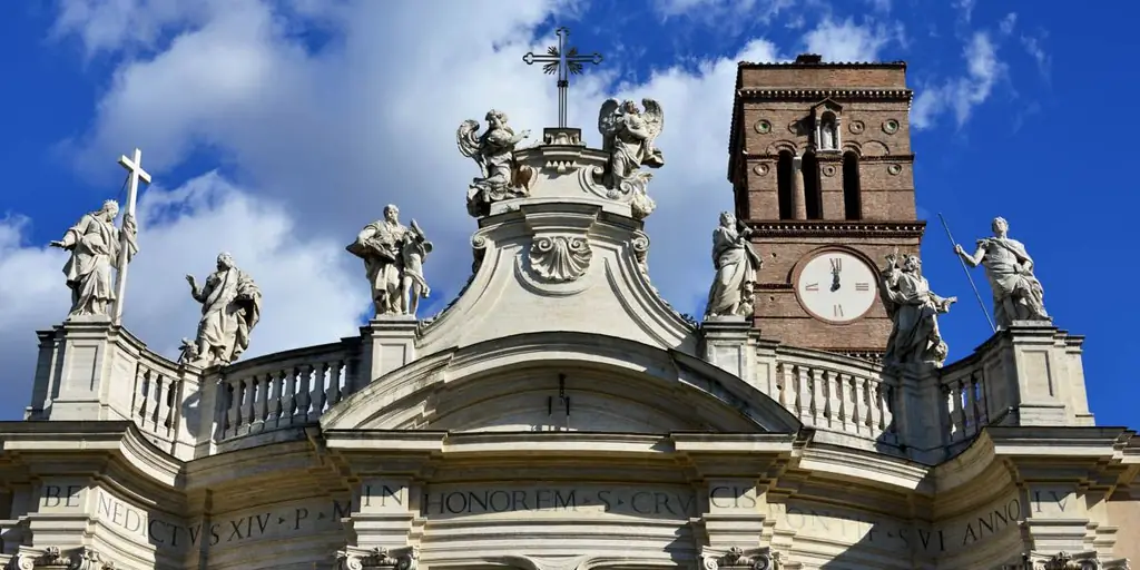 В этой церкви хранятся мощи, которые святая Елена привезла со Святой Земли