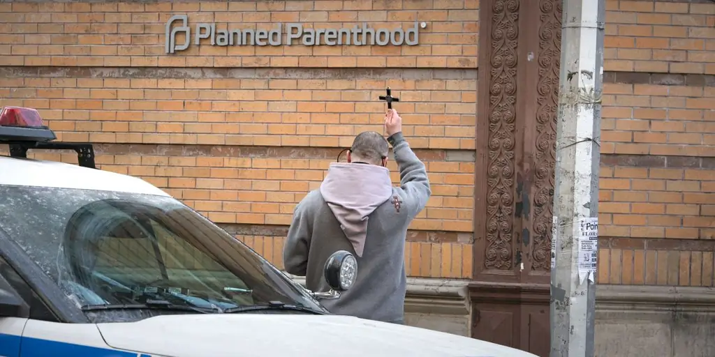 Эксклюзивные фото: об изгнании нечистой силы и отлучении от церкви в Нью-Йорке