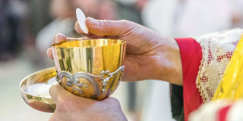 Священник совершает таинства в итальянском реалити-шоу