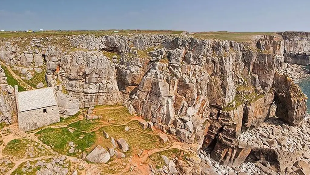 Эта часовня 13-го века, построенная в скале в Уэльсе, была известна своим чудесным колодцем