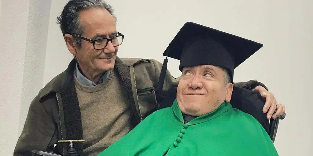 Этот отец каждый день возил инвалидную коляску сына's на занятия и стал «папой» всего класса