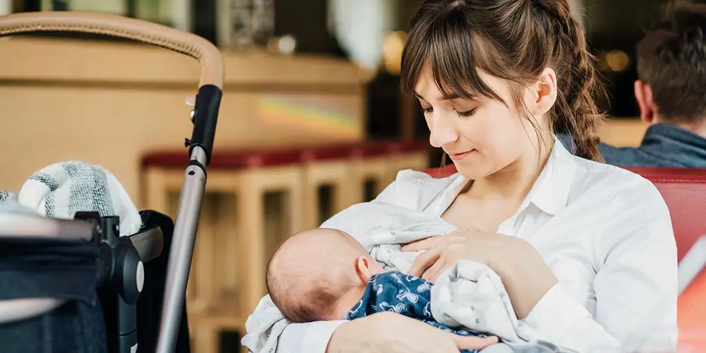 Почему кормить грудью в общественных местах - это скромно