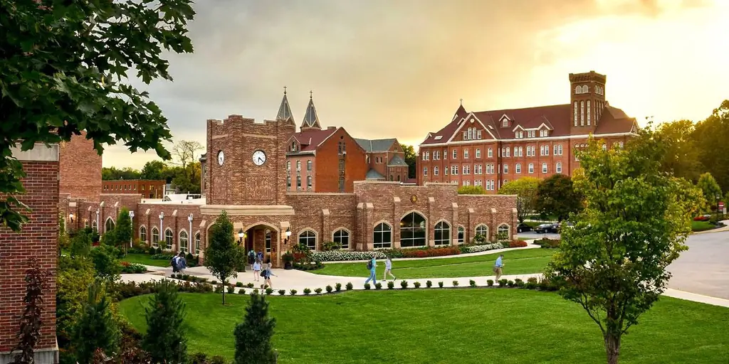 Основатель этого колледжа был защищен Марианским чудом