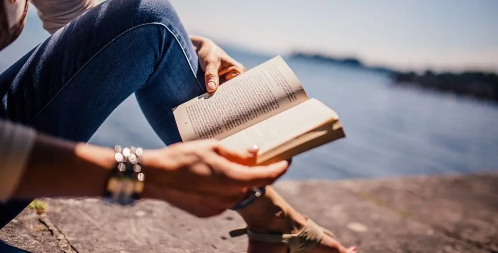 ЧИТАЯ КНИГУ